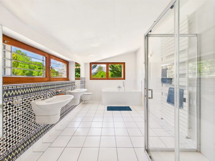 Image No.10-5 Bed House for sale