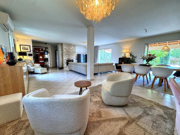 Image No.8-5 Bed House for sale