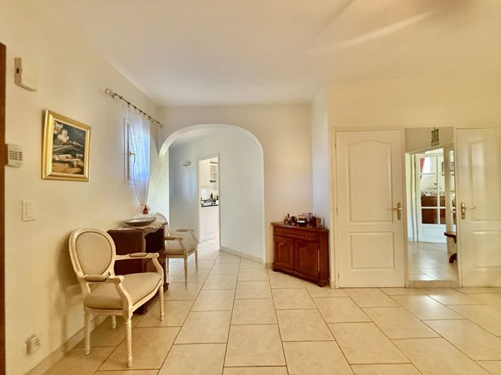 Image No.8-7 Bed House for sale