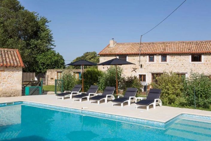 Image No.1-17 Bed House for sale
