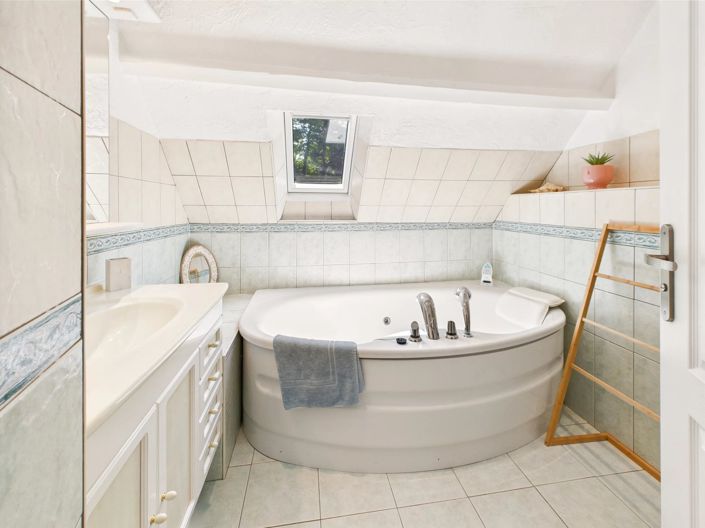 Image No.6-10 Bed House for sale