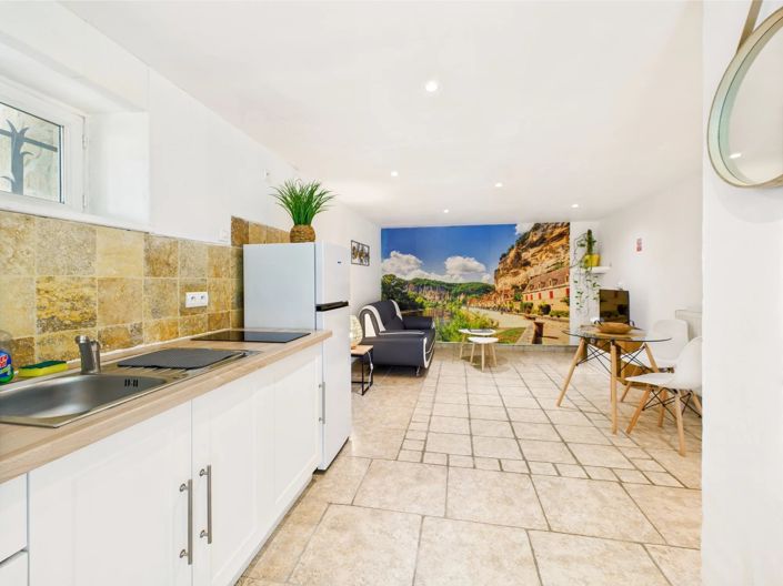 Image No.7-10 Bed House for sale