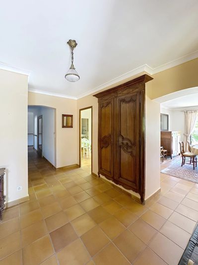 Image No.8-3 Bed House for sale