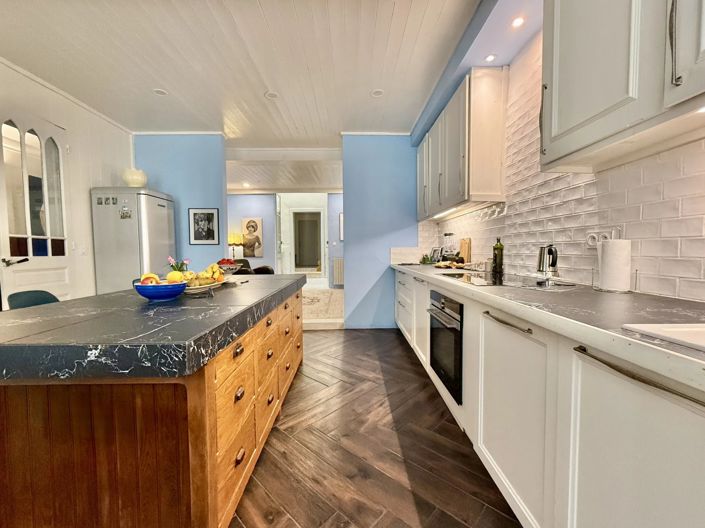 Image No.6-6 Bed House for sale