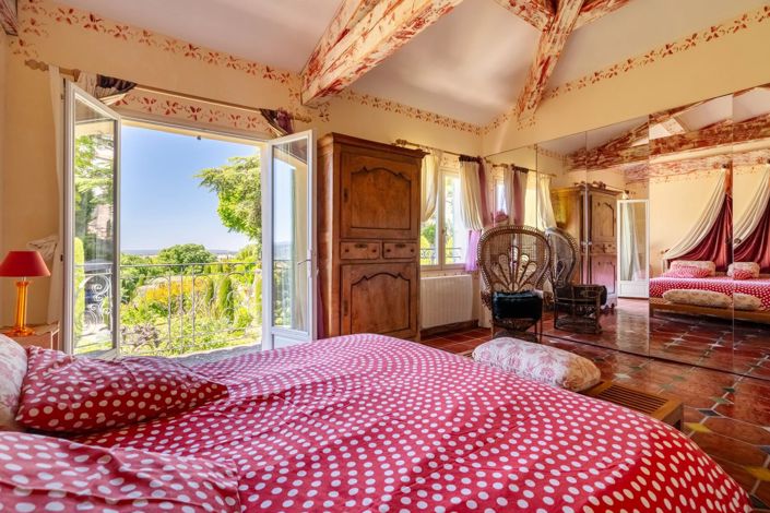 Image No.10-7 Bed Property for sale