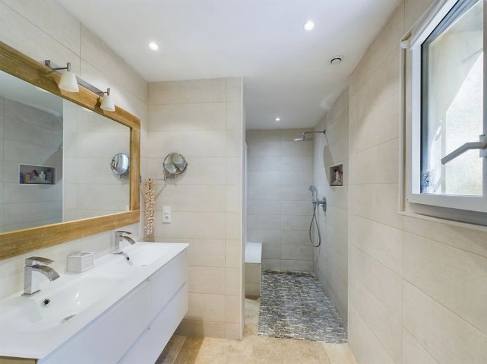 Image No.9-6 Bed House for sale