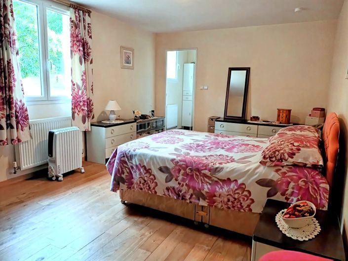 Image No.2-4 Bed House for sale