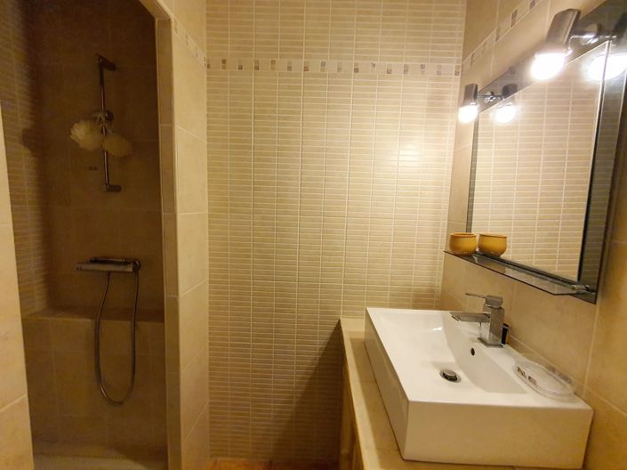 Image No.7-5 Bed House for sale