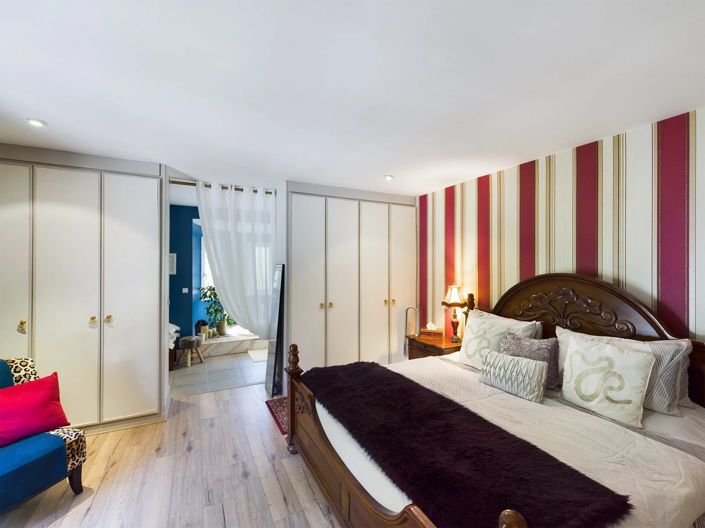 Image No.9-5 Bed House for sale