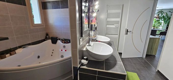 Image No.12-4 Bed House for sale