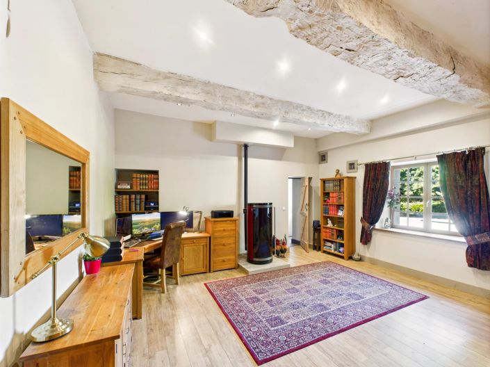 Image No.8-7 Bed House for sale