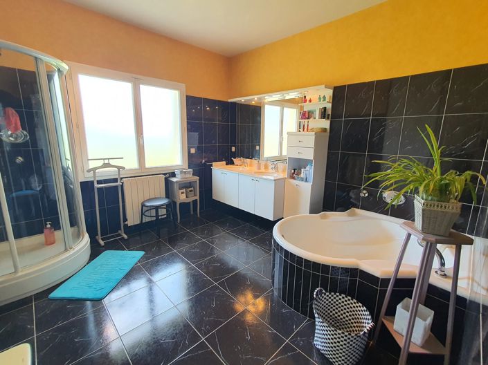 Image No.9-3 Bed House for sale