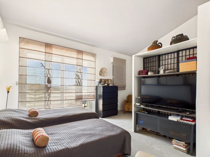 Image No.11-2 Bed Property for sale