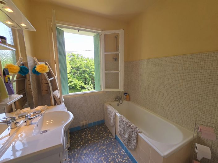 Image No.8-7 Bed House for sale