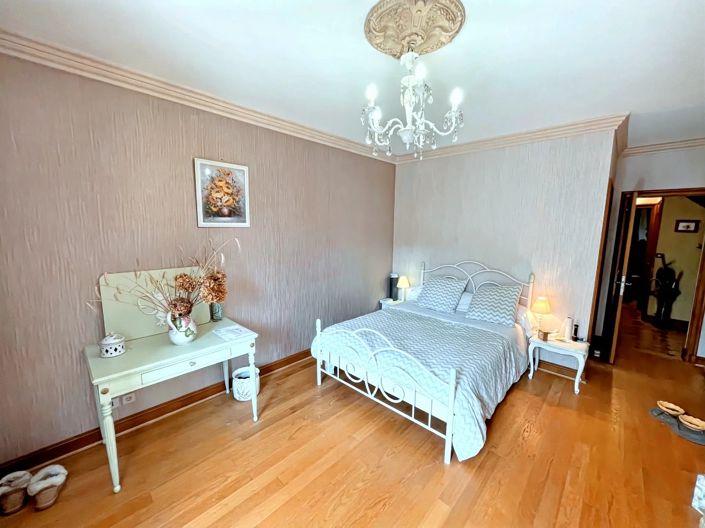 Image No.6-5 Bed House for sale