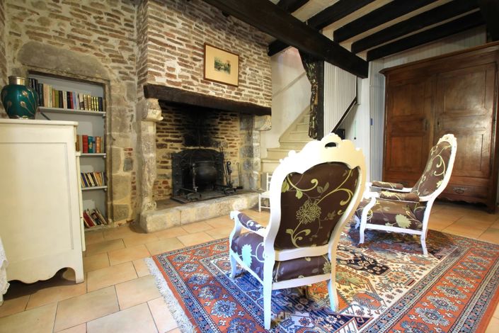 Image No.8-6 Bed Village House for sale