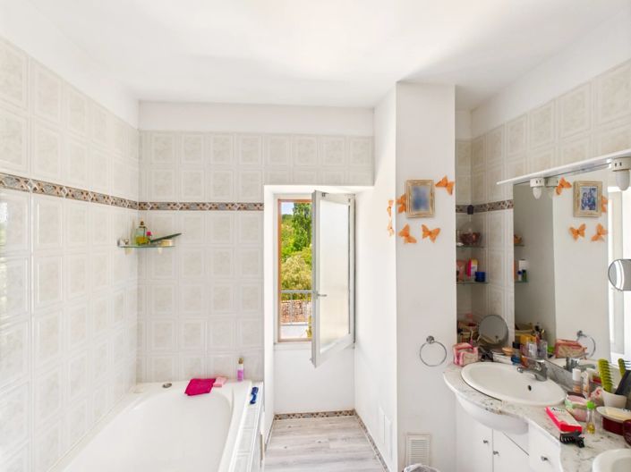 Image No.10-5 Bed House for sale