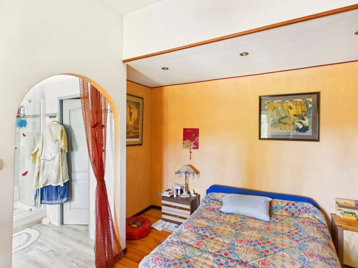 Image No.9-5 Bed House for sale