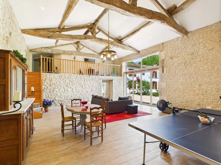 Image No.1-8 Bed House for sale