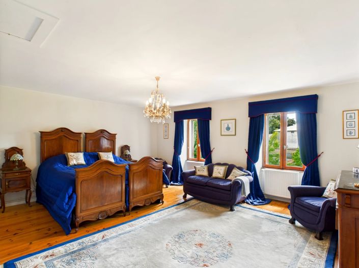 Image No.5-8 Bed House for sale