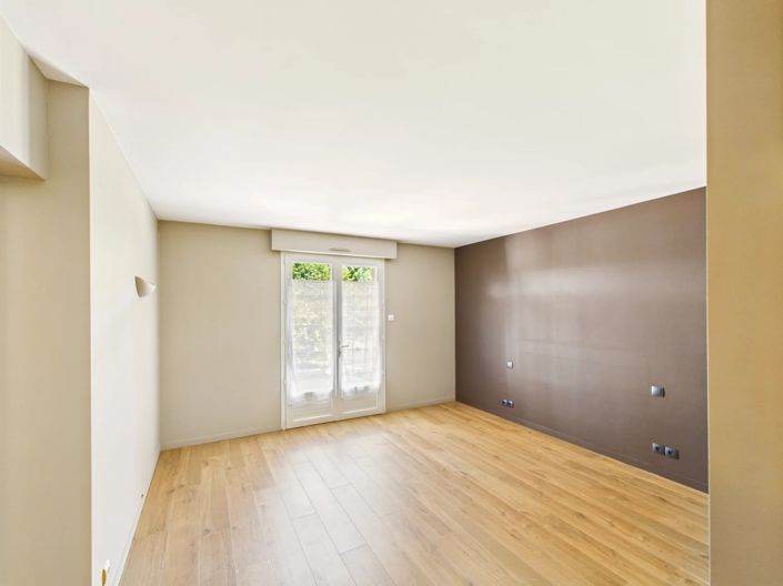 Image No.6-5 Bed House for sale