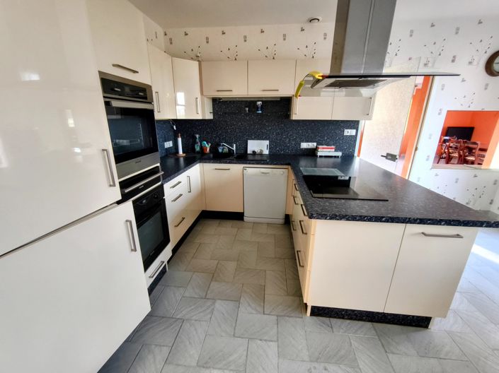 Image No.3-4 Bed House for sale