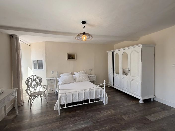 Image No.8-5 Bed House for sale