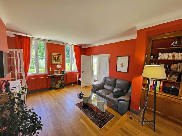 Image No.6-6 Bed House for sale