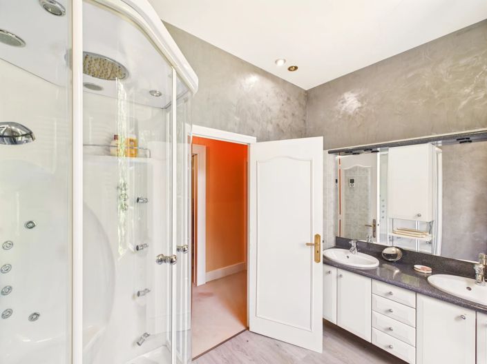 Image No.11-3 Bed House for sale