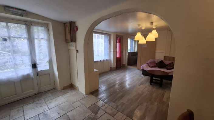 Image No.6-6 Bed Commercial for sale