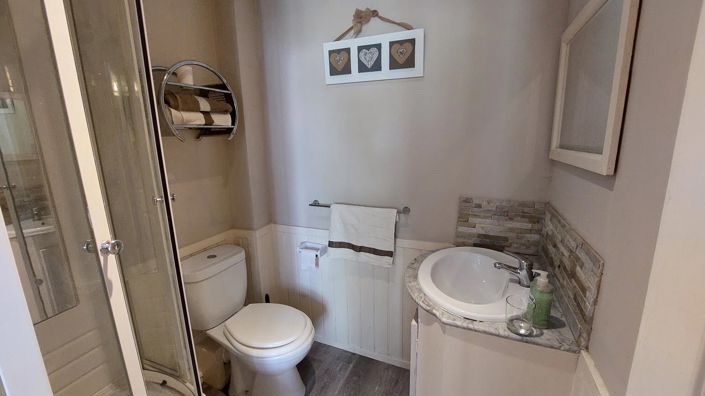 Image No.8-6 Bed Commercial for sale