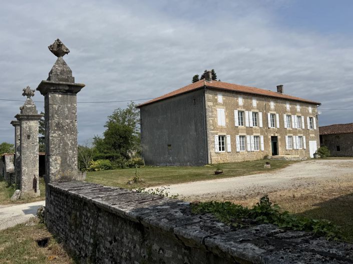 Image No.1-Maison de 7 chambres à vendre à Charente