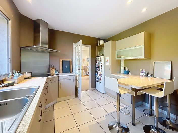 Image No.8-5 Bed House for sale