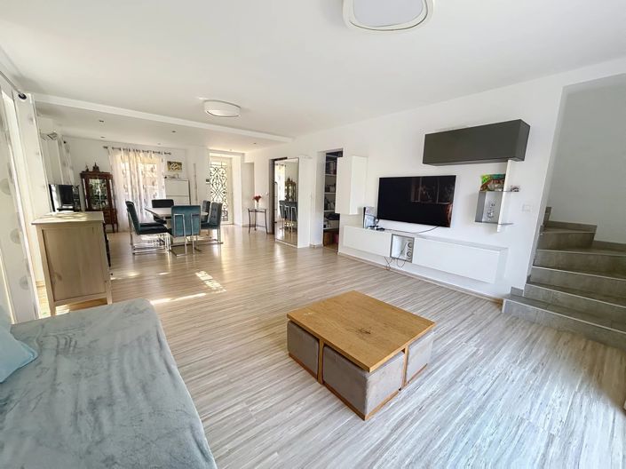 Image No.1-5 Bed House for sale