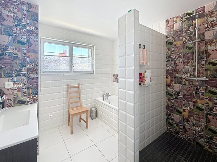 Image No.8-5 Bed House for sale