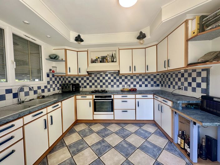 Image No.5-6 Bed House for sale