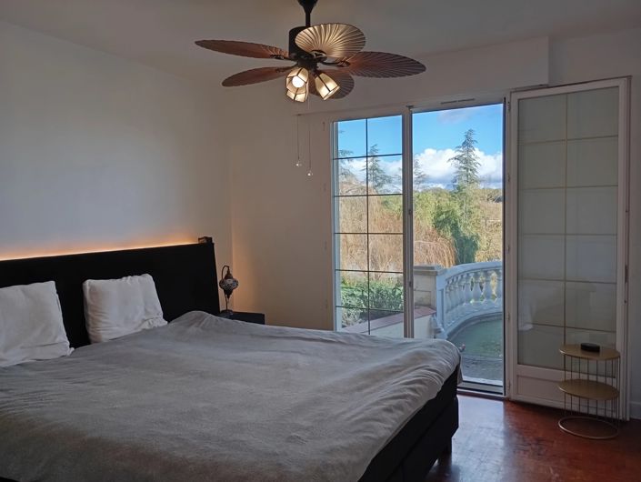 Image No.6-6 Bed House for sale