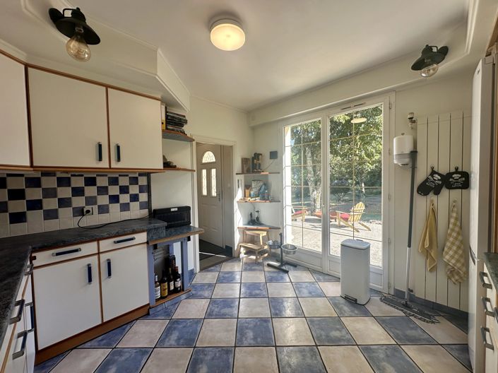 Image No.6-6 Bed House for sale