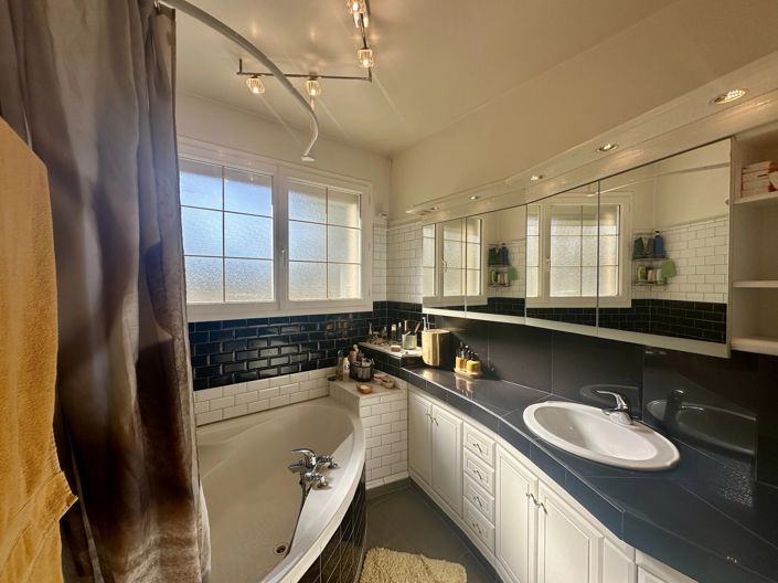 Image No.8-6 Bed House for sale