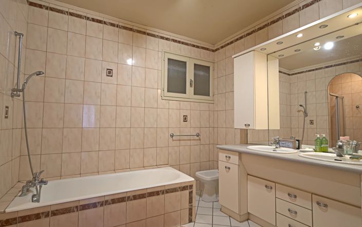 Image No.14-4 Bed Farmhouse for sale