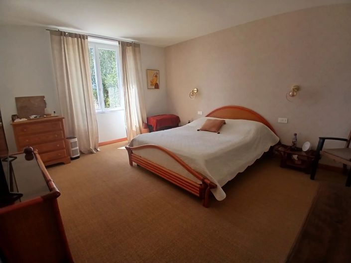 Image No.8-6 Bed House for sale