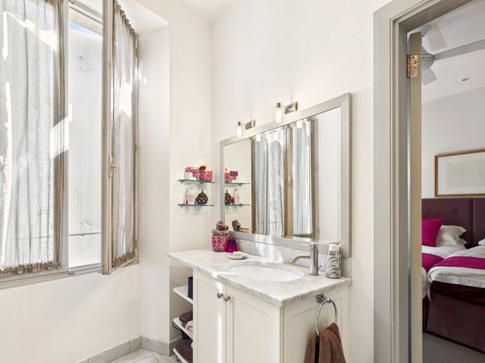 Image No.10-2 Bed Property for sale