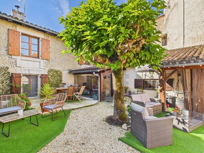 Saint-Paul-Lizonne, Village House