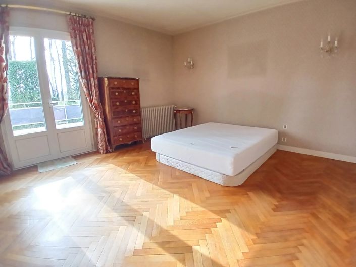 Image No.8-5 Bed House for sale