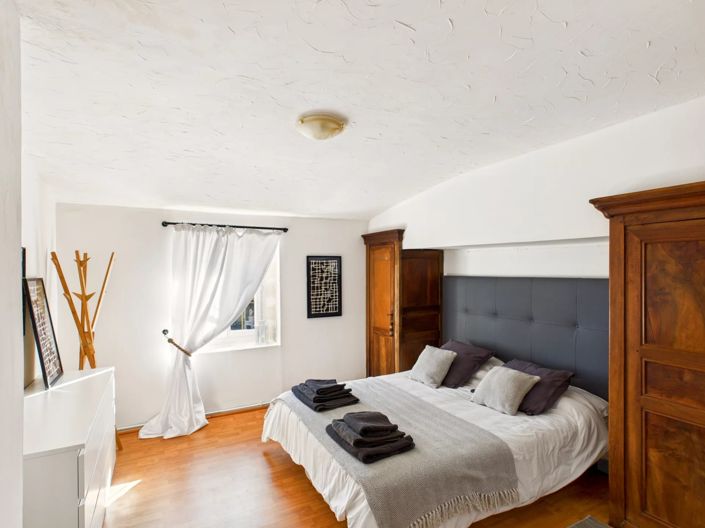 Image No.9-6 Bed House for sale