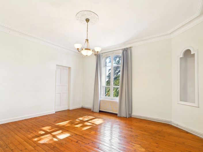 Image No.7-8 Bed House for sale