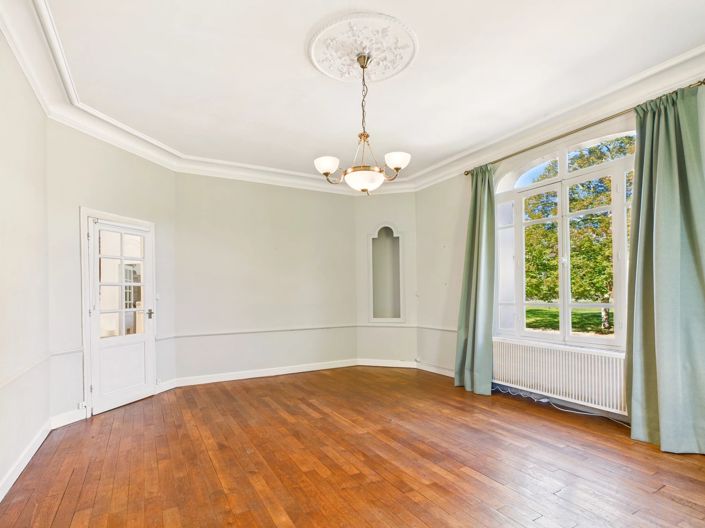 Image No.8-8 Bed House for sale