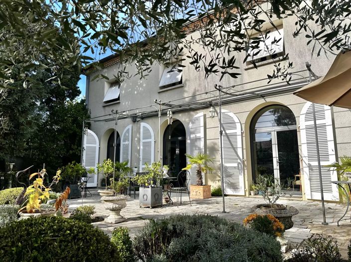 Image No.1-8 Bed House for sale