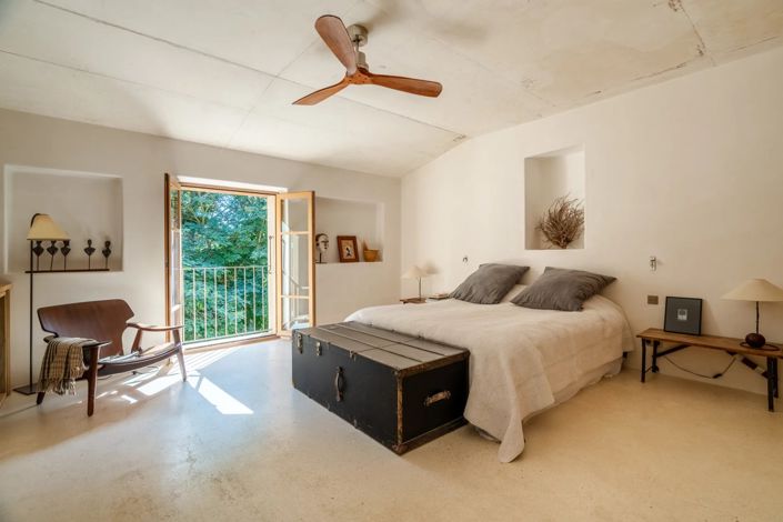 Image No.10-7 Bed Property for sale