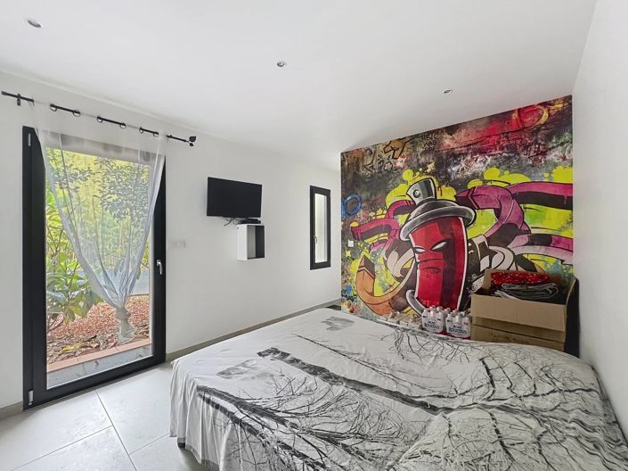 Image No.8-5 Bed House for sale